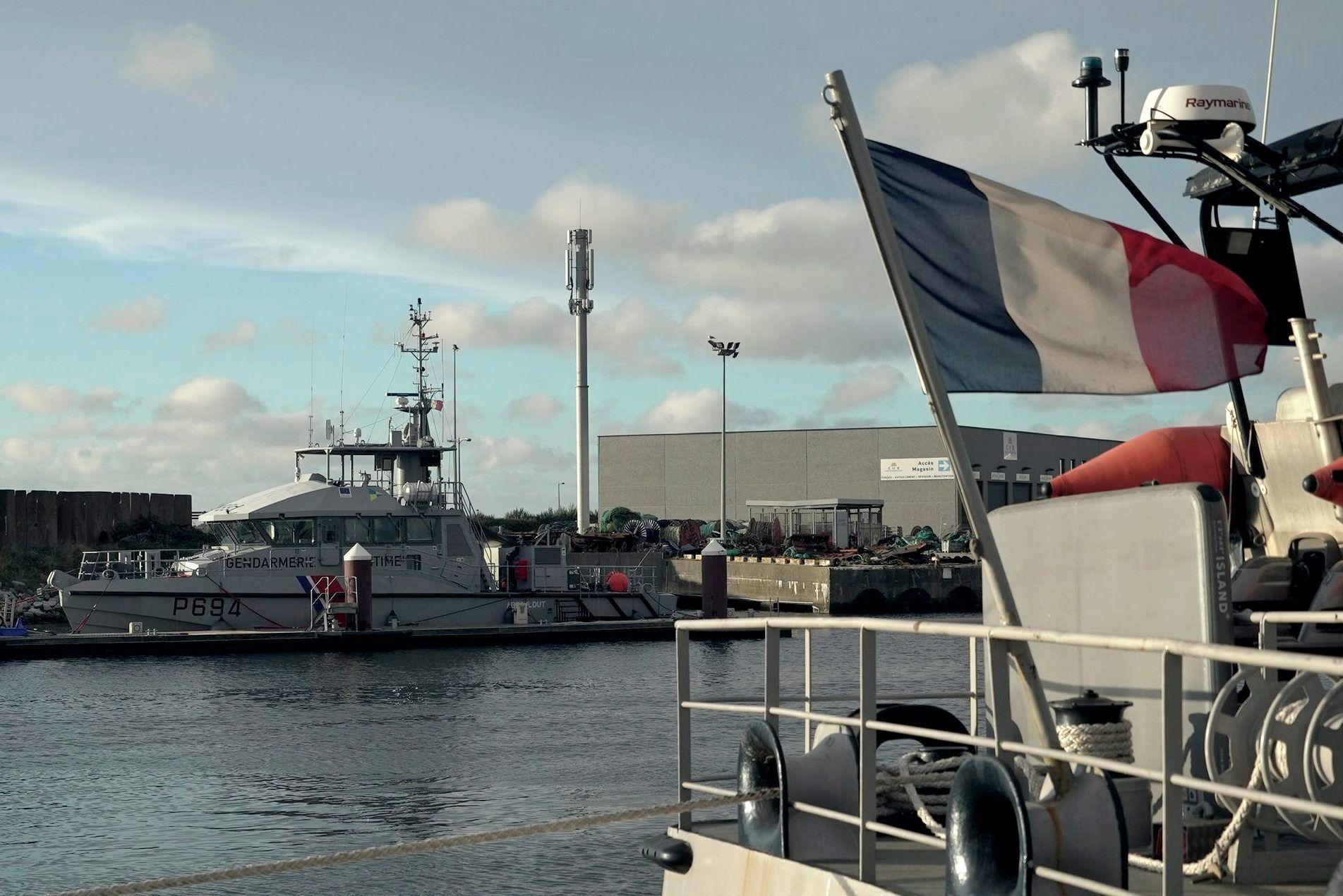 Schiffe der französischen Gendarmerie Nationale liegen im Hafen von Boulogne-Sur-Mer, Frankreich, nachdem sie an einer Rettungsaktion teilgenommen haben, nachdem ein Boot mit Migranten bei dem Versuch, den Ärmelkanal zu überqueren, auseinandergebrochen war.