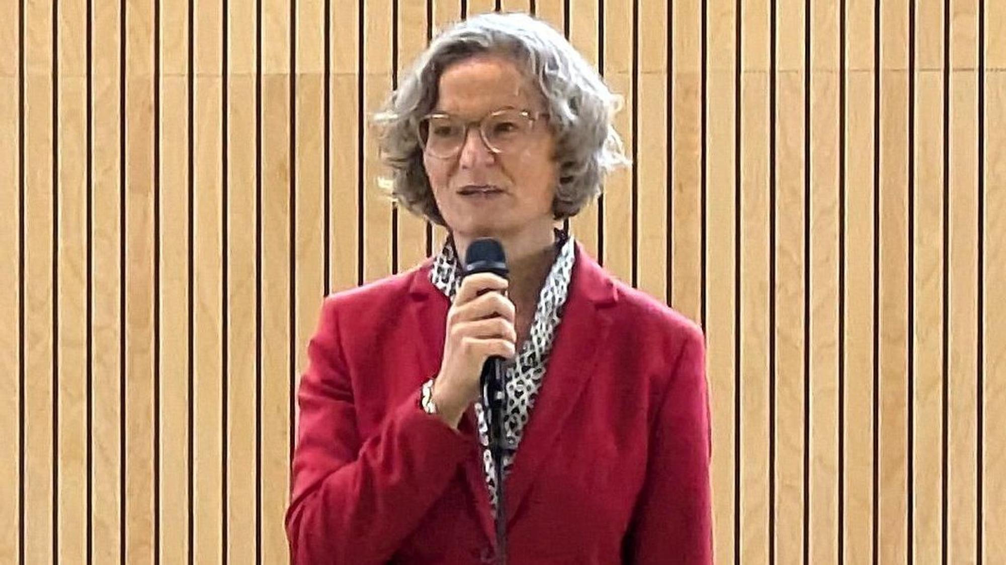 NRW-Heimatministerin Ina Scharrenbach dankte Alfters Bürgermeister Rolf Schumacher.