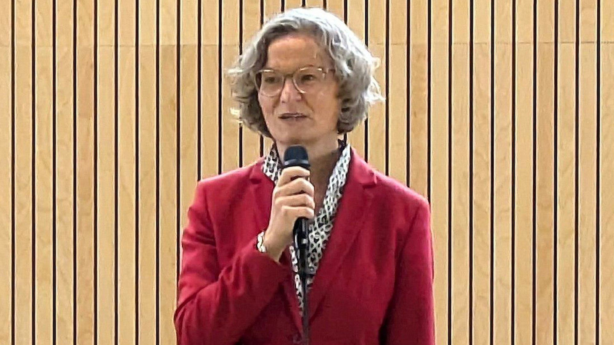 NRW-Heimatministerin Ina Scharrenbach dankte Alfters Bürgermeister Rolf Schumacher.