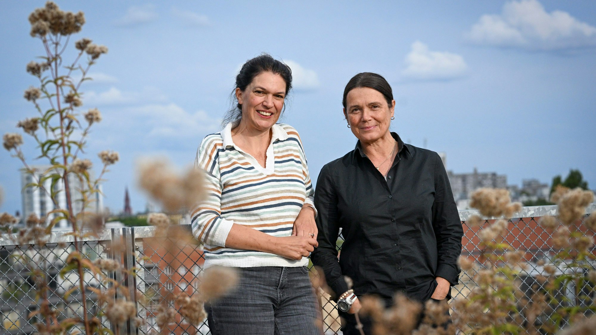 Die taz-Chefredakteurinnen Ulrike Winkelmann (l) und Barbara Junge stehen bei einem Fototermin auf der Dachterrasse des Verlagsgebäudes der Tageszeitung in der Friedrichstraße.
