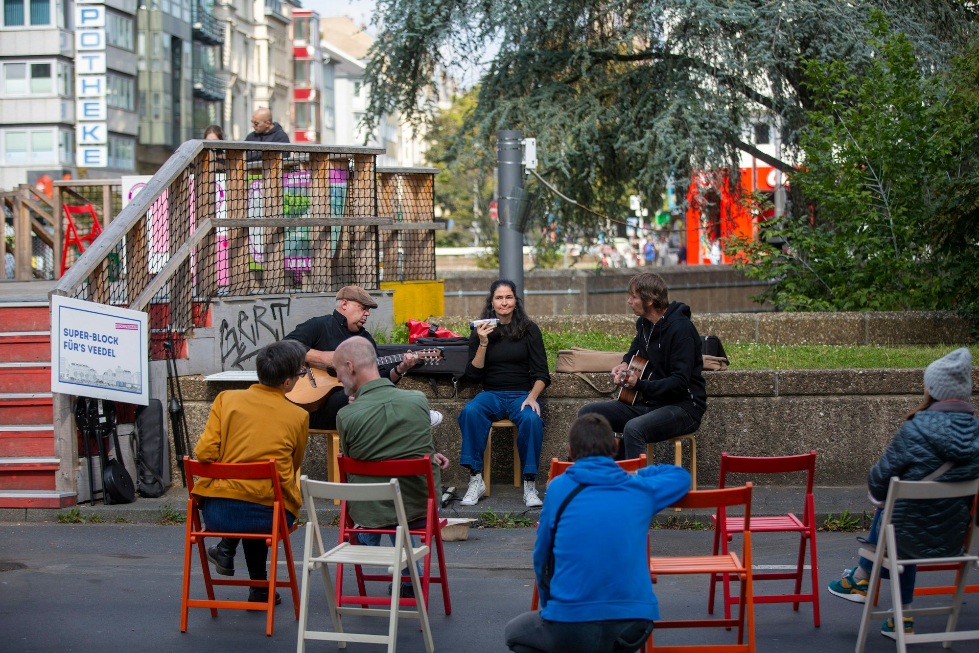 Unterhaltung vor der Freitreppe, die bald verschwinden muss.