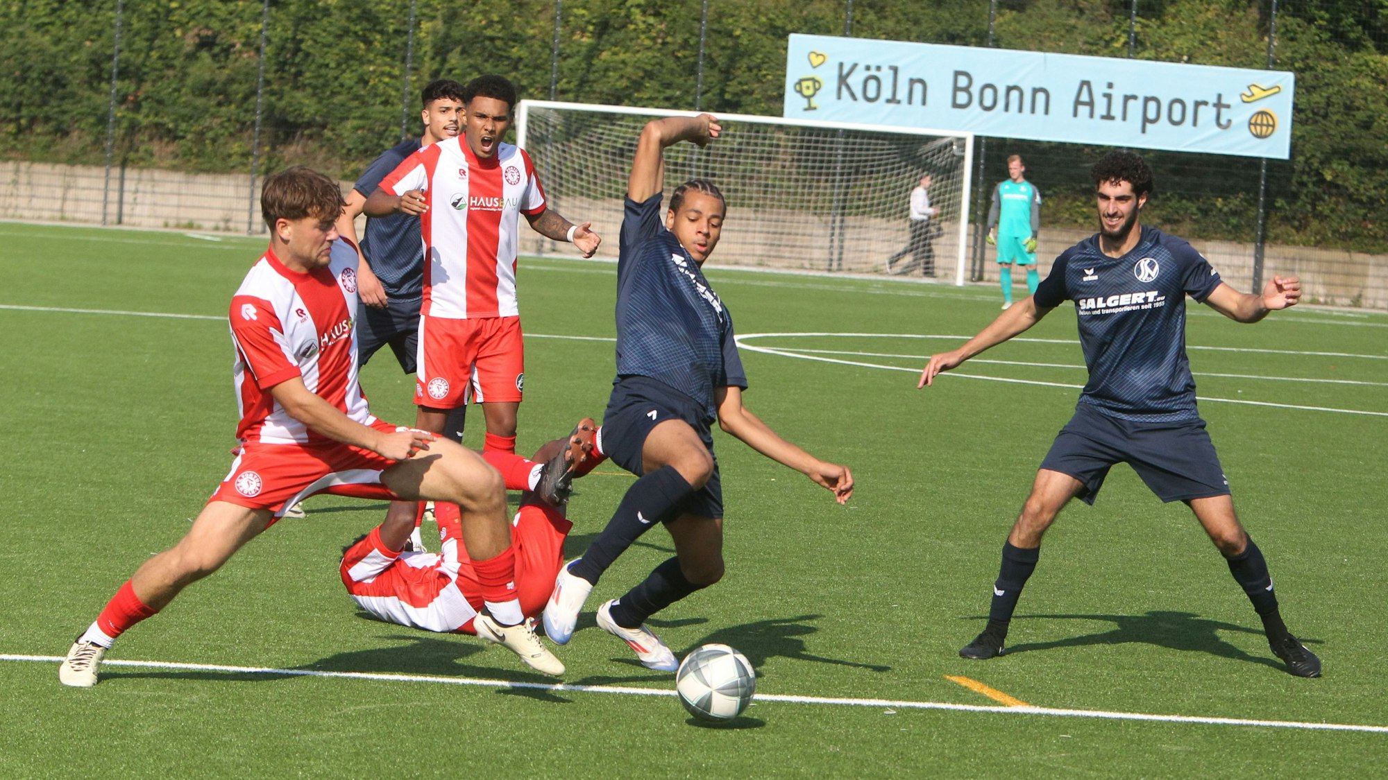 Siegburgs Noah Tomson (rechts) im Duell mit einem Gegenspieler der Kölner Fortuna.