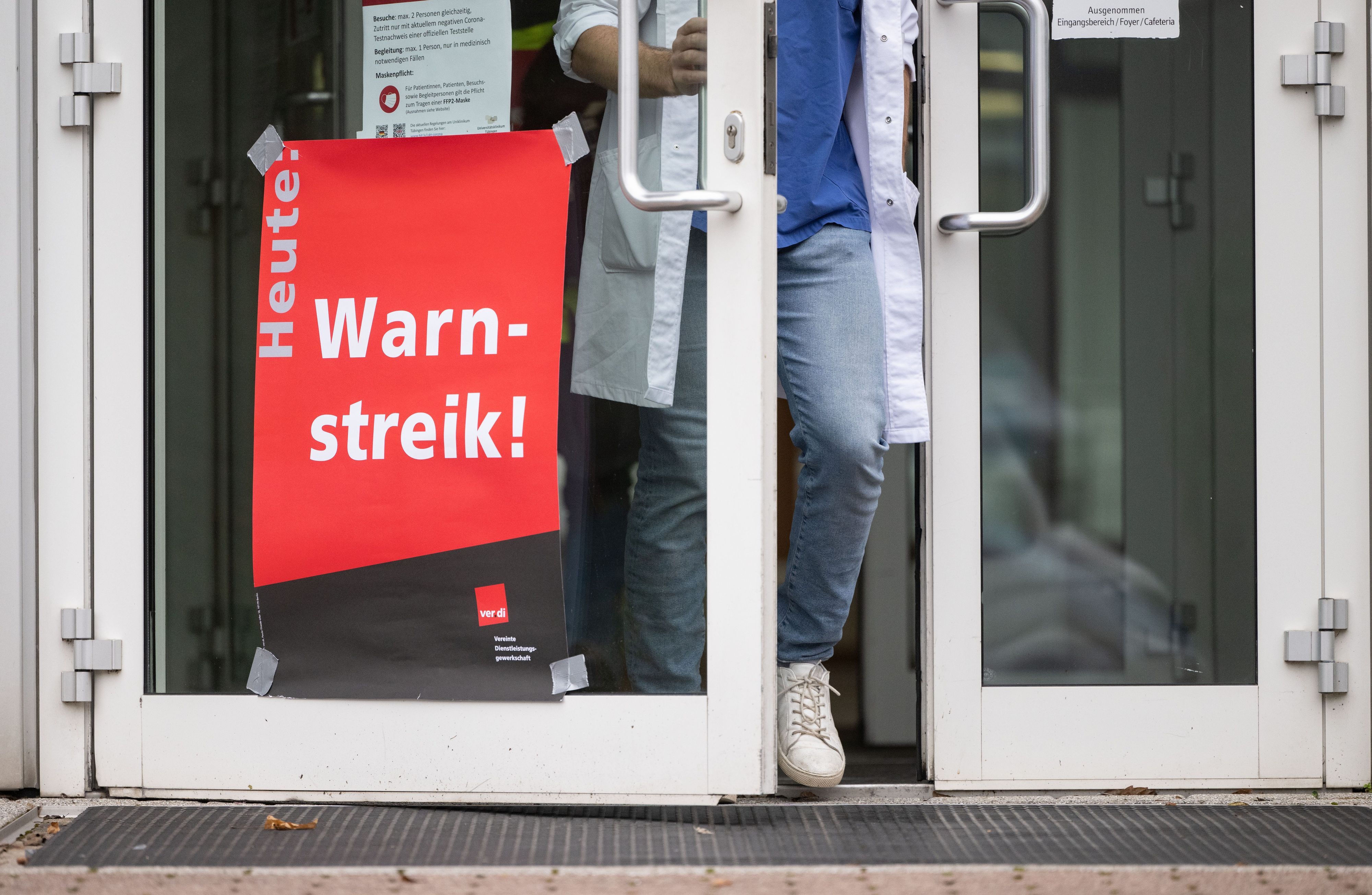 Ein Plakat mit der Aufschrift «Heute Warnstreik» hängt am Eingang eines Gebäudes des Universitätsklinikums Tübingen.