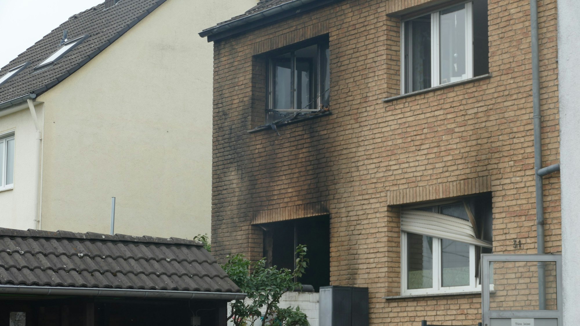 Das ausgebrannte Haus nach den Löscharbeiten.