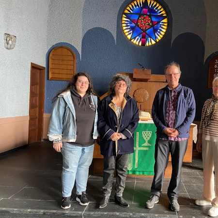Orna Porats Enkelin Yuval-or, Tochter Lital, Pfarrer Rolf Theobold und Monika Möller beim Erinnerungsbesuch in der Porzer Lukaskirche