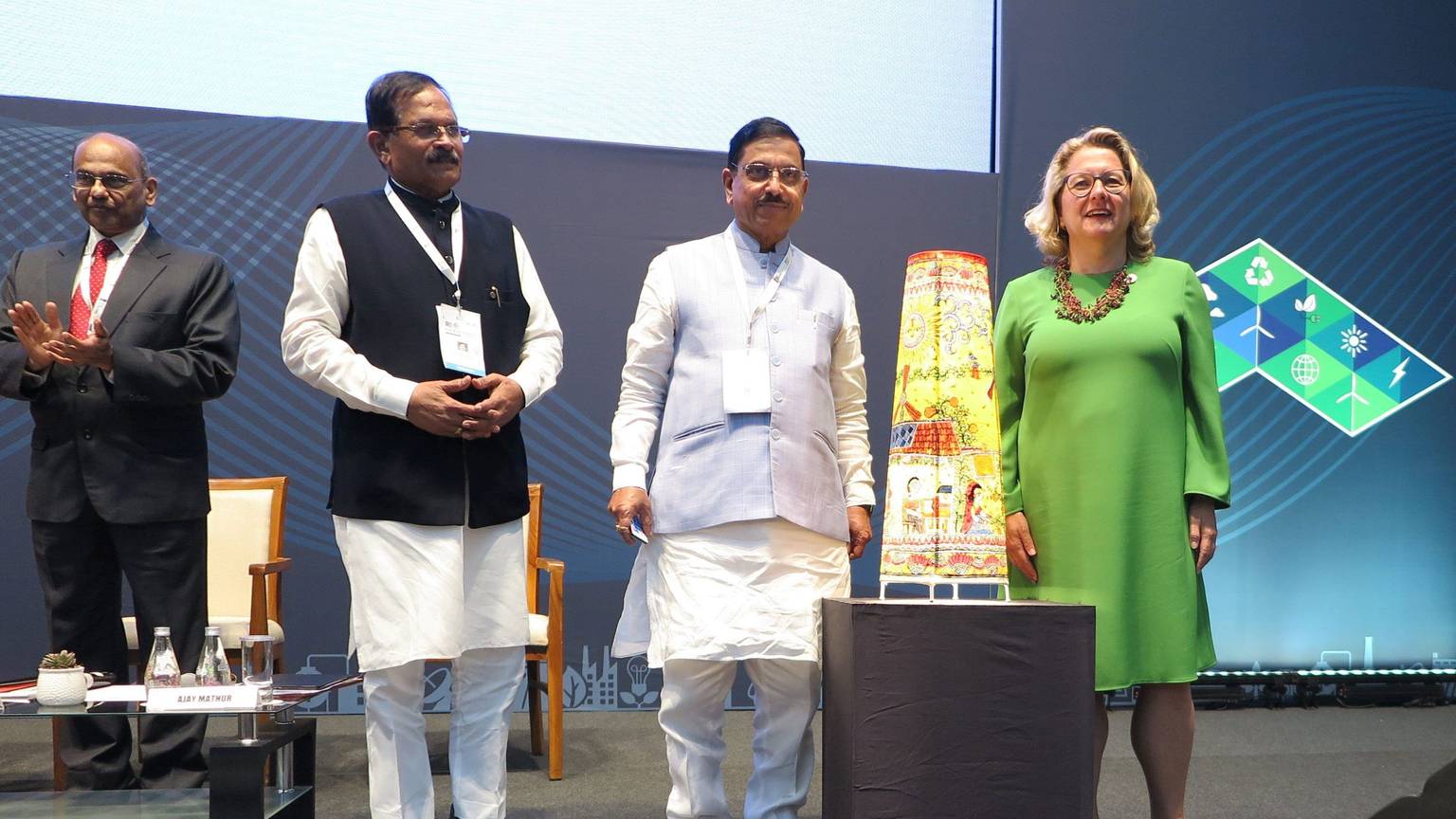 Bundesentwicklungsministerin Svenja Schulze (SPD) und der indische Minister für neue und erneuerbare Energie, Pralhad Joshi (links neben Schulze), sprechen bei der indischen Erneuerbare-Energien-Konferenz und Fachmesse RE-INVEST im Kongresszentrum Mahatma Mandir Convention and Exhibition Centre in Gandhinagar und bringen offiziell eine indisch-deutsche Plattform für erneuerbare Energien auf den Weg, die Unternehmen beider Länder schneller zusammenbringen soll.