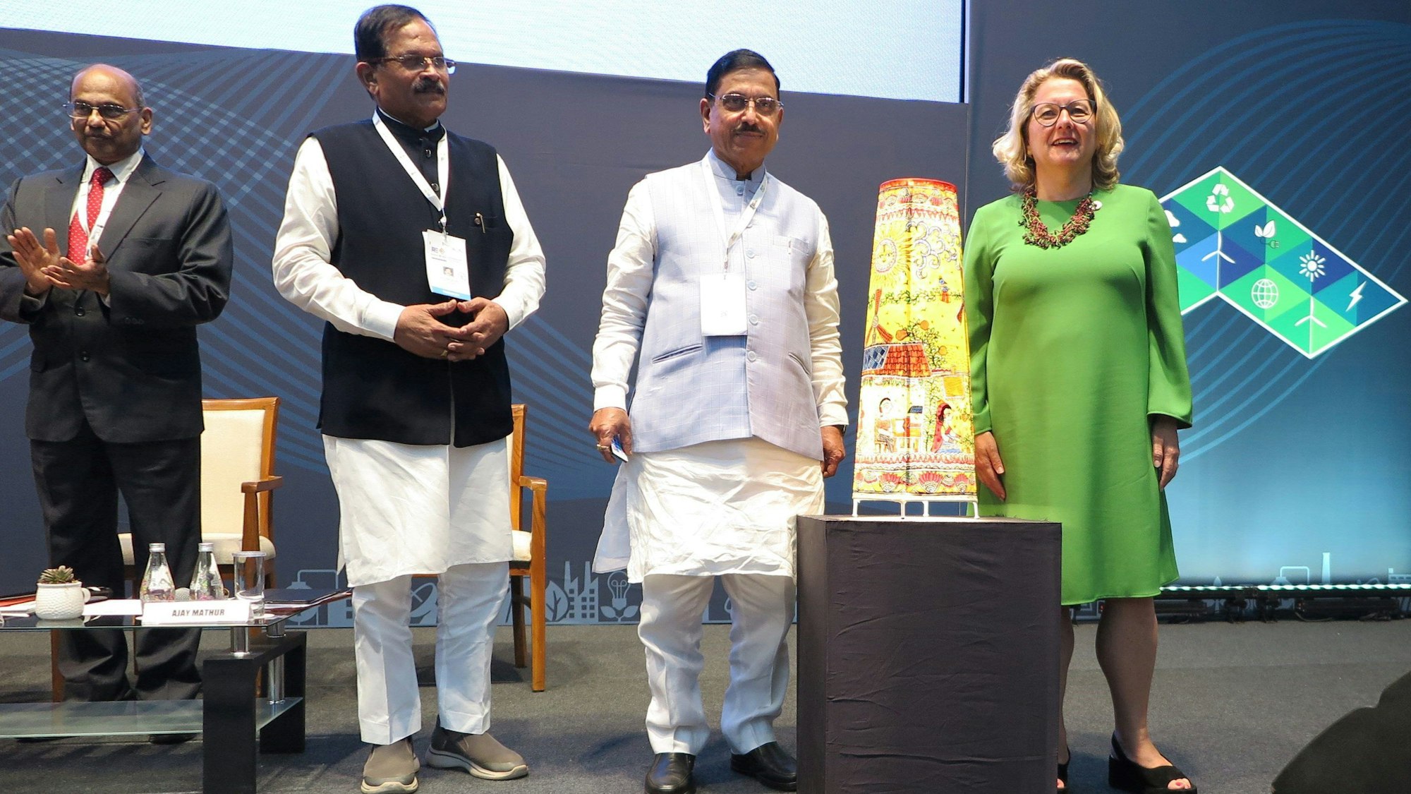 Bundesentwicklungsministerin Svenja Schulze (SPD) und der indische Minister für neue und erneuerbare Energie, Pralhad Joshi (links neben Schulze), sprechen bei der indischen Erneuerbare-Energien-Konferenz und Fachmesse RE-INVEST im Kongresszentrum Mahatma Mandir Convention and Exhibition Centre in Gandhinagar und bringen offiziell eine indisch-deutsche Plattform für erneuerbare Energien auf den Weg, die Unternehmen beider Länder schneller zusammenbringen soll.