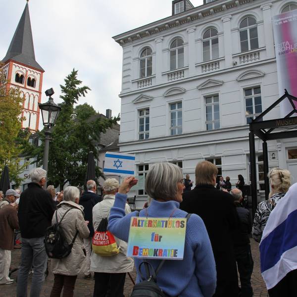 Menschen beteiligen sich an einer Kundgebung