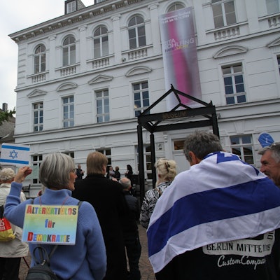 Menschen beteiligen sich an einer Kundgebung