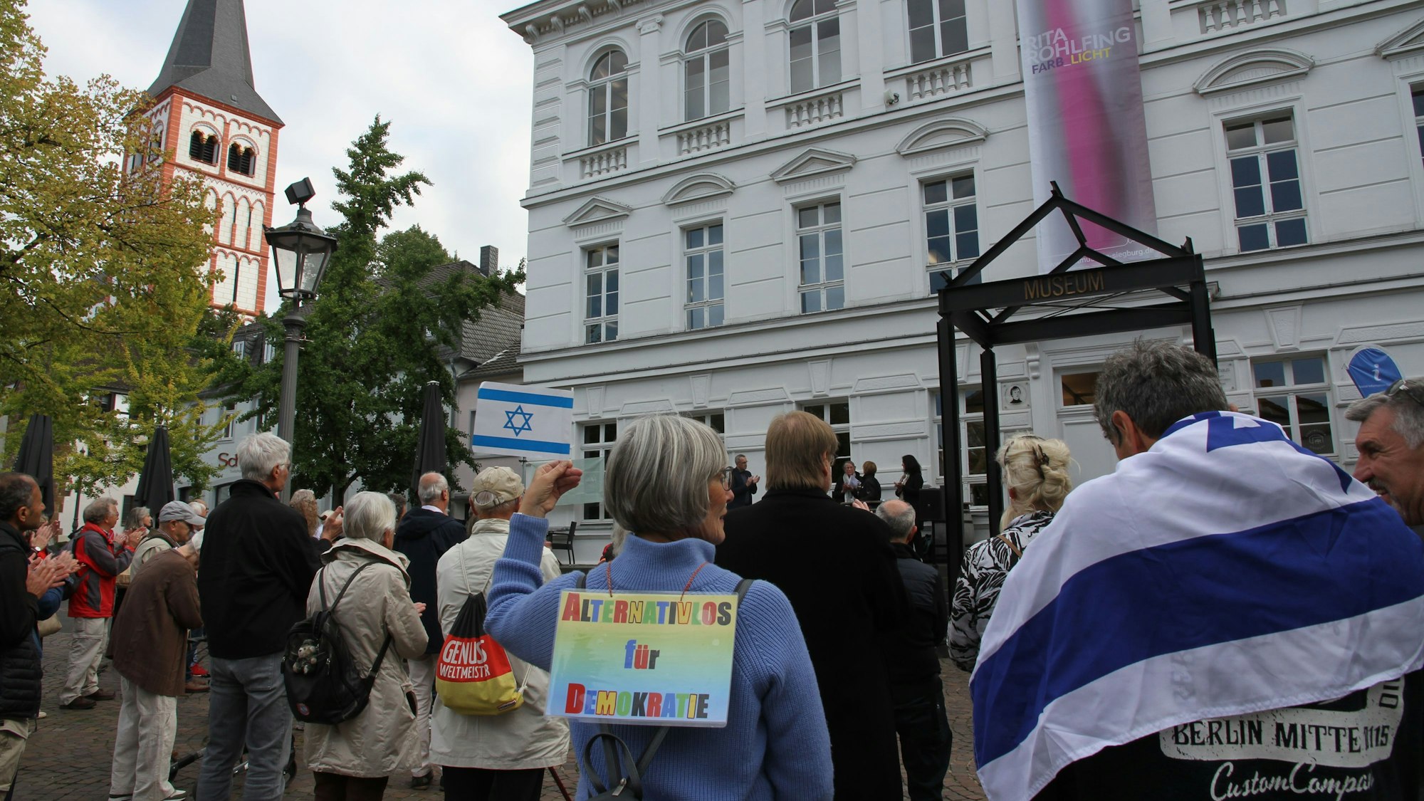 Menschen beteiligen sich an einer Kundgebung