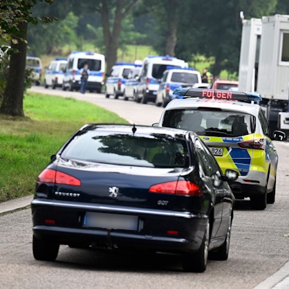 Polizisten der Bundespolizei kontrollieren an der Grenze zu Belgien einreisende Fahrzeuge.