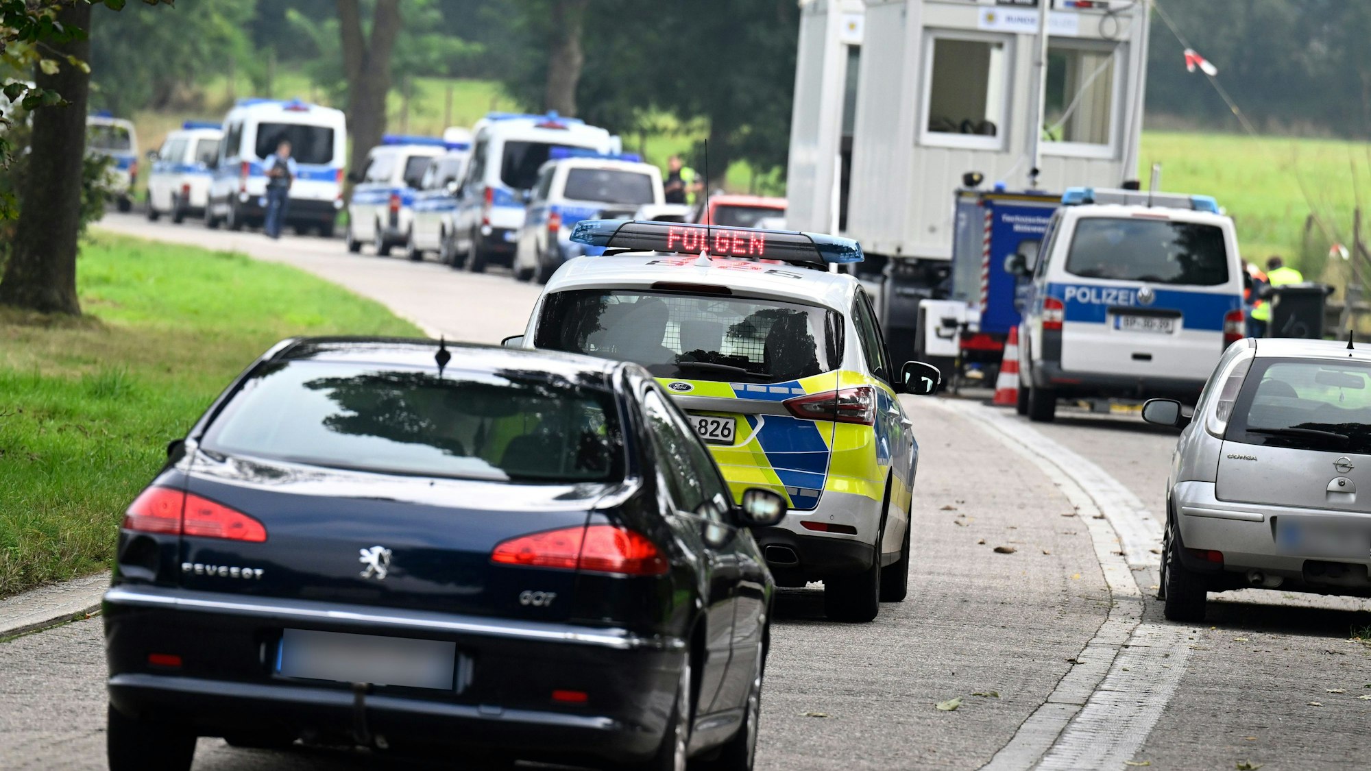 Polizisten der Bundespolizei kontrollieren an der Grenze zu Belgien einreisende Fahrzeuge.