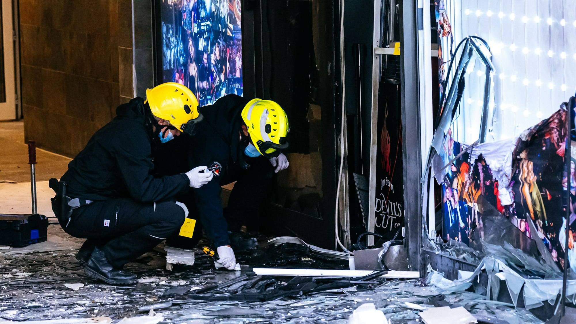 Nach der Explosion vor dem Nachtclub Vanity auf den Kölner Ringen suchten Ermittlerinnen und Ermittler nach Spuren und Beweismitteln.