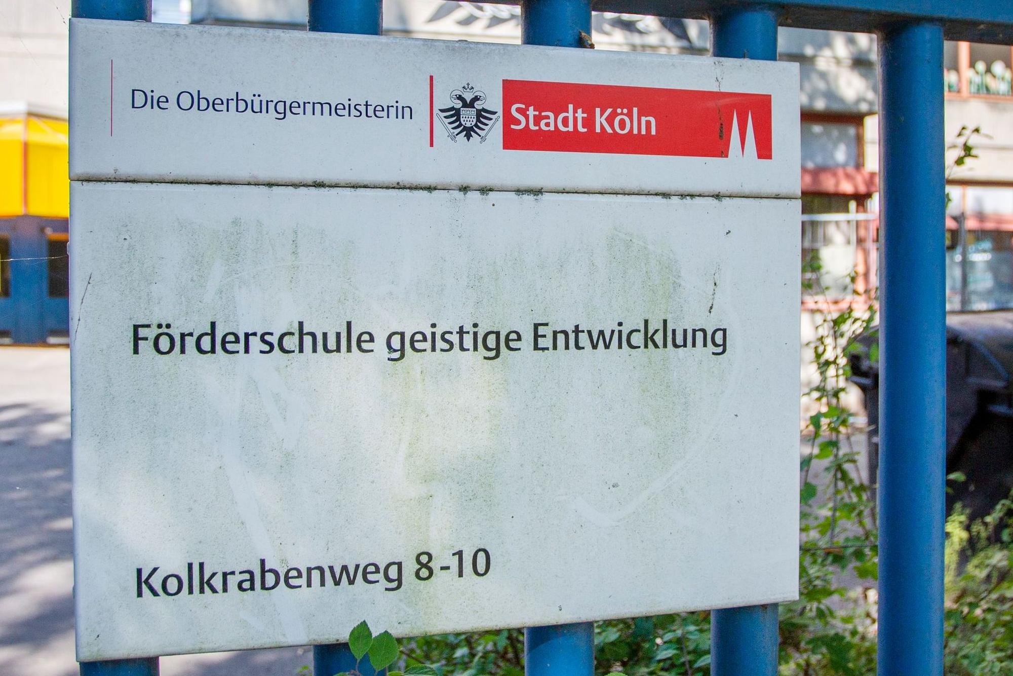 Türschild der Kölner Kolkrabenschule.