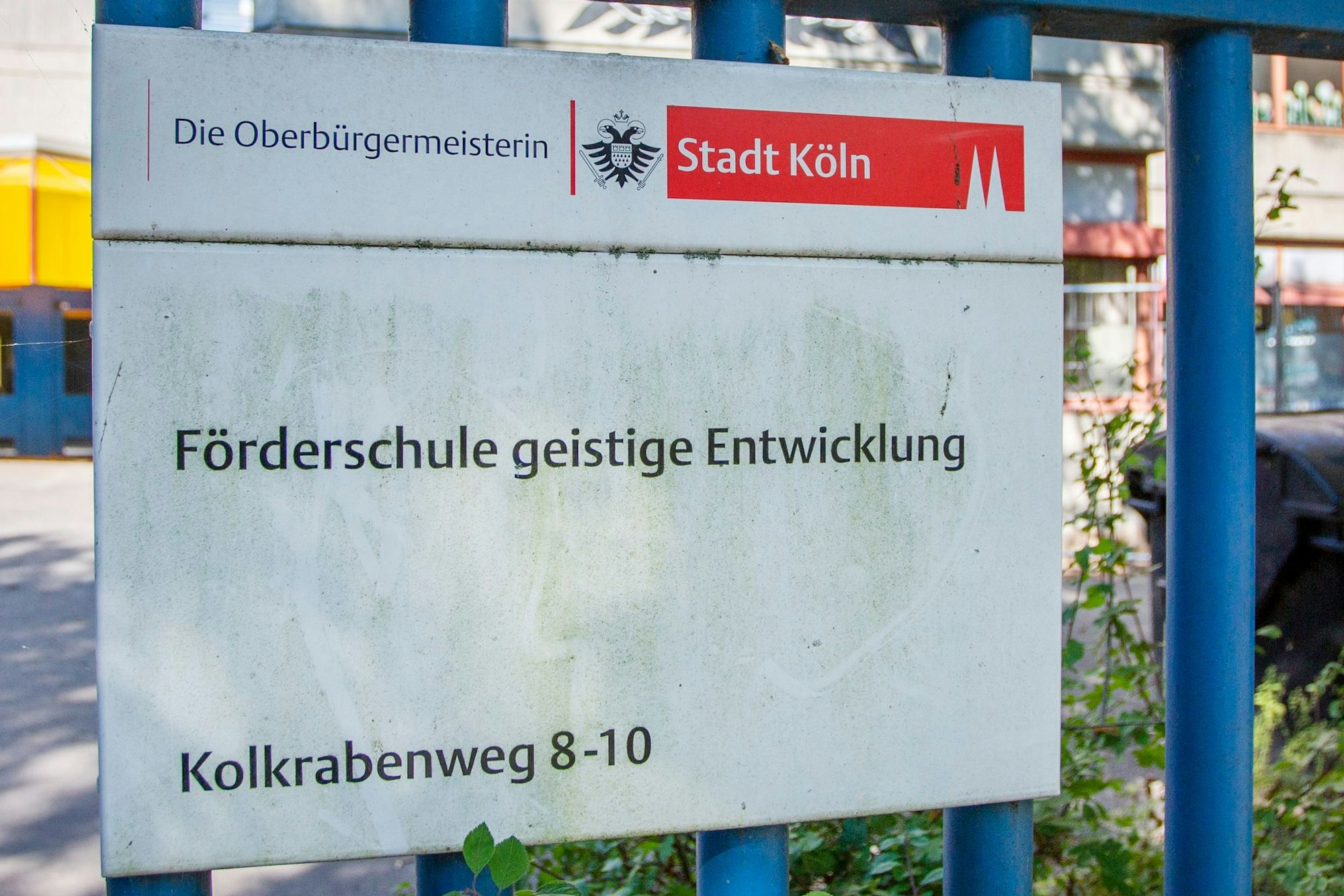 Türschild der Kölner Kolkrabenschule.