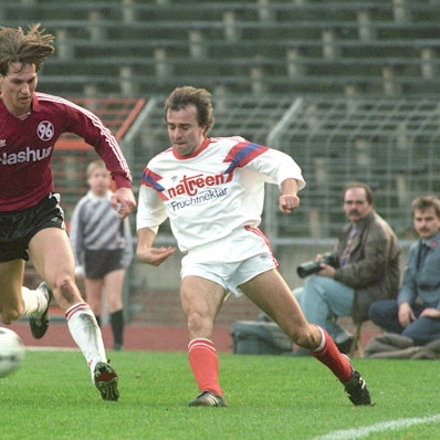 Bildnummer: 07503928 Datum: 24.02.1990 Copyright: imago/Rust
2. BL Saison 1989/1990 Hannover 96 gegen SC Fortuna Köln 1:1 am 24.02.1990 im Niedersachsenstadion. Uwe Eckel (Hannover, li.) gegen Jürgen Niggemann (Köln).; Fussball Herren GER Aktion xpo 1990 quer
Image number 07503928 date 24 02 1990 Copyright imago Rust 2 BL Season 1989 1990 Hanover 96 against SC Fortuna Cologne 1 1 at 24 02 1990 in Niedersachsen Stadium Uwe Eckel Hanover left against Jürgen Niggemann Cologne Football men ger Action shot xpo 1990 horizontal