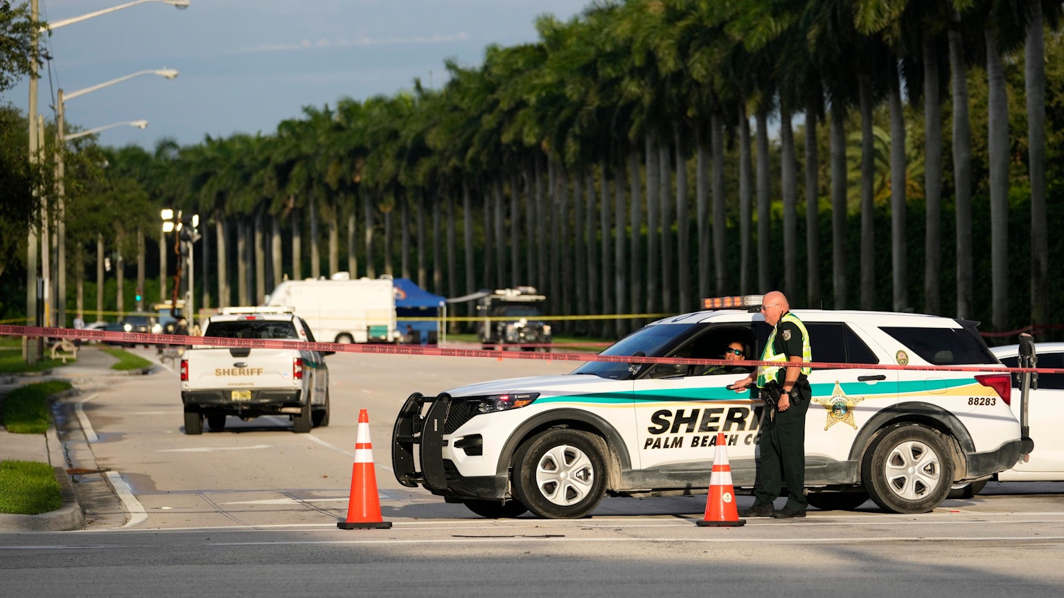 West Palm Beach: Ein Beamter der Palm Beach County Sheriffs steht vor dem Trump International Golf Club nach dem mutmaßlichen versuchten Attentat auf den republikanischen Präsidentschaftskandidaten und ehemaligen US-Präsidenten Donald Trump.