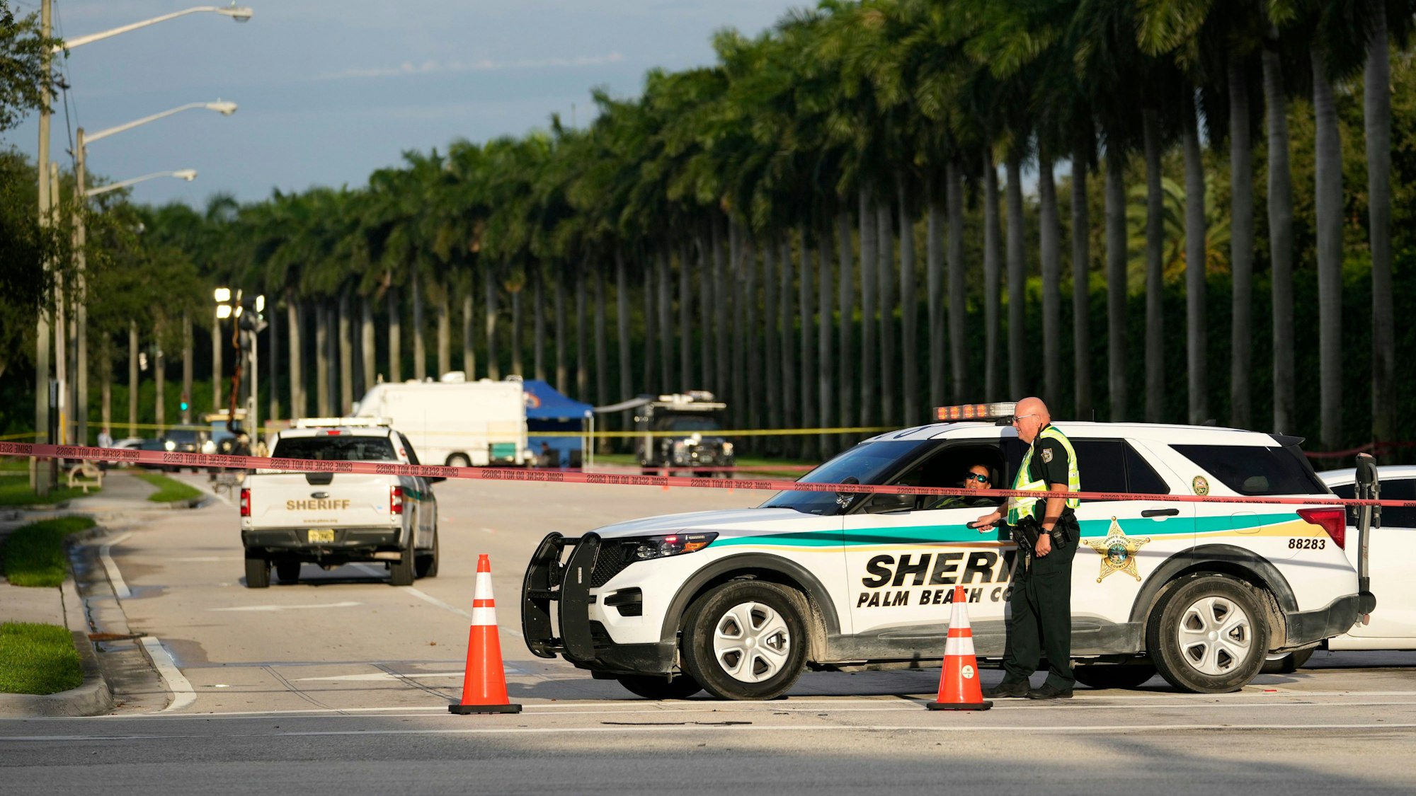 West Palm Beach: Ein Beamter der Palm Beach County Sheriffs steht vor dem Trump International Golf Club nach dem mutmaßlichen versuchten Attentat auf den republikanischen Präsidentschaftskandidaten und ehemaligen US-Präsidenten Donald Trump.