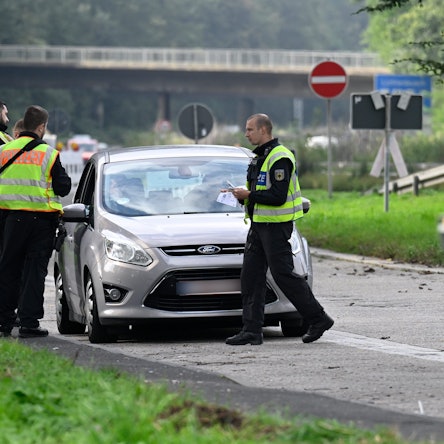 Einreisekontrolle: Polizisten haben bei Aachen ein aus Belgien kommendes Auto gestoppt.