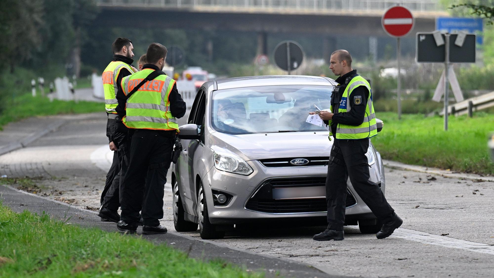 Einreisekontrolle: Polizisten haben bei Aachen ein aus Belgien kommendes Auto gestoppt.
