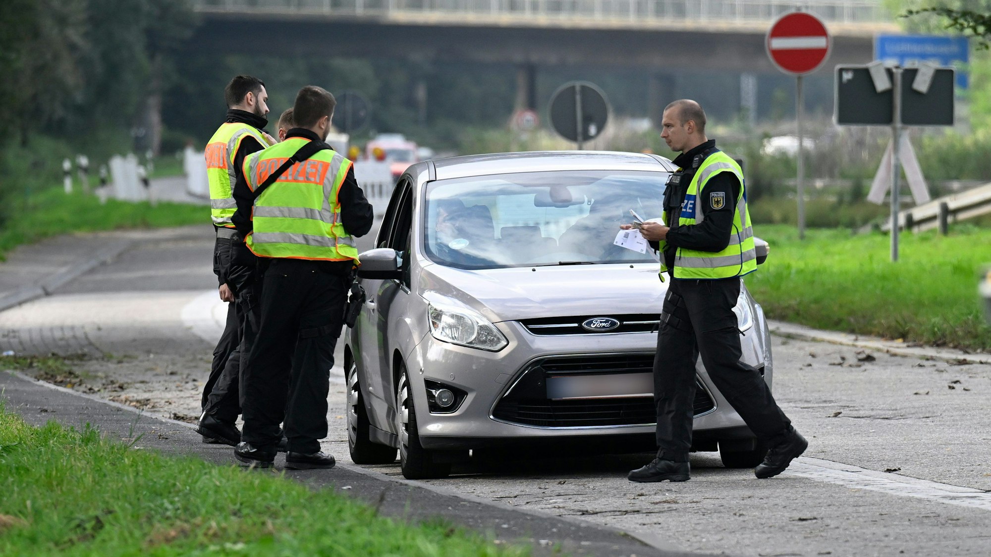 Einreisekontrolle: Polizisten haben bei Aachen ein aus Belgien kommendes Auto gestoppt.