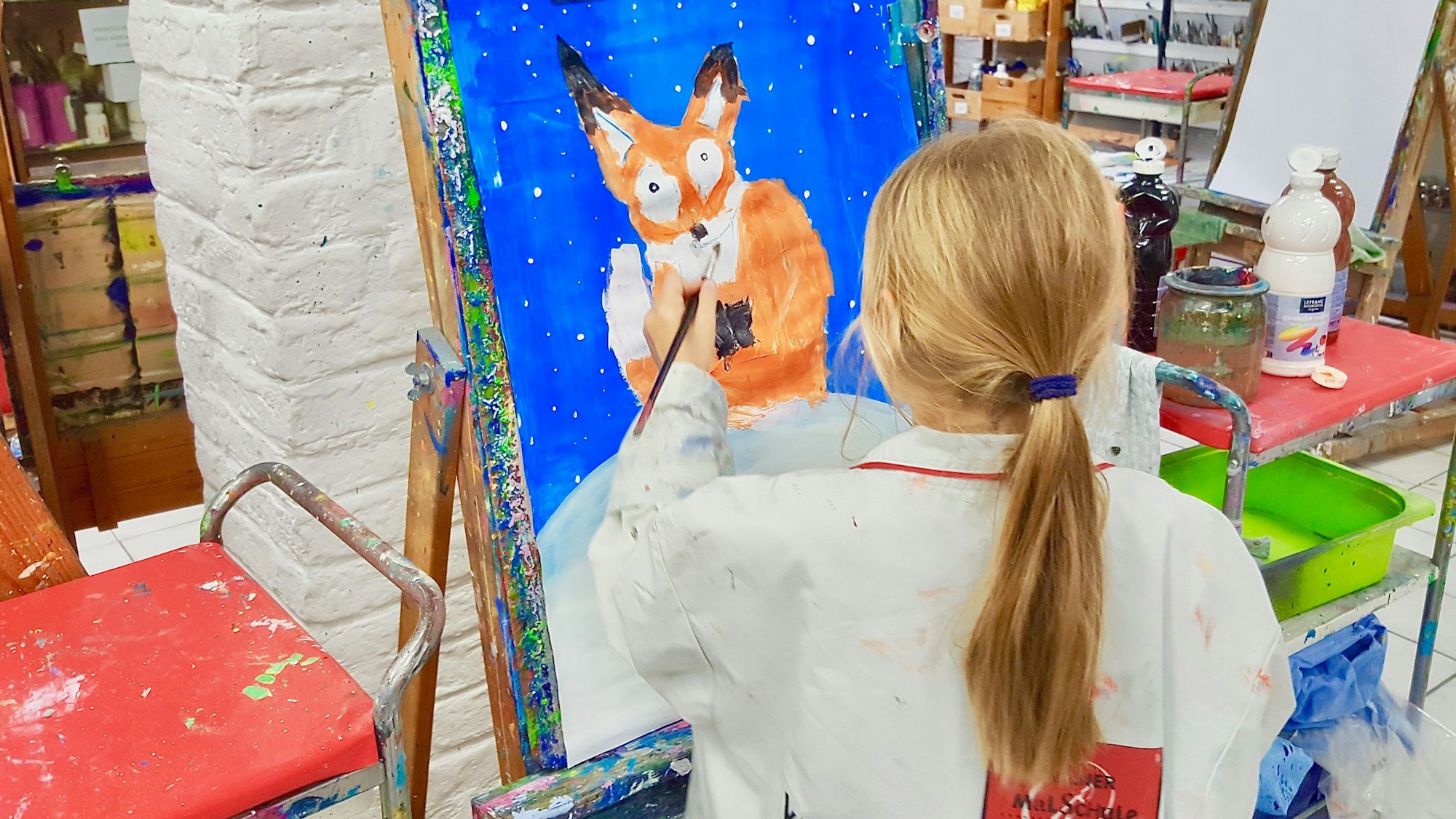 Ariana zaubert einen großen Fuchs auf das Papier.