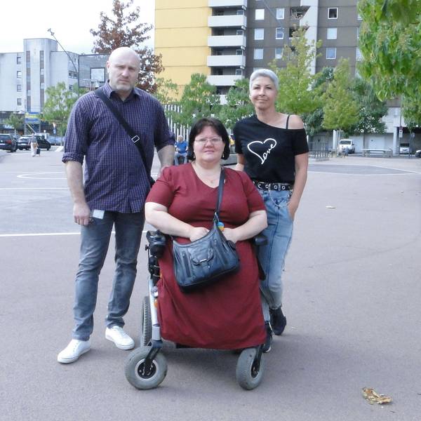 Oksana Huliaieva (Mitte) wird im Alltag von Roman Friedrich (links) und der ebenfalls aus der Ukraine geflüchteten Olena Badyka unterstützt.