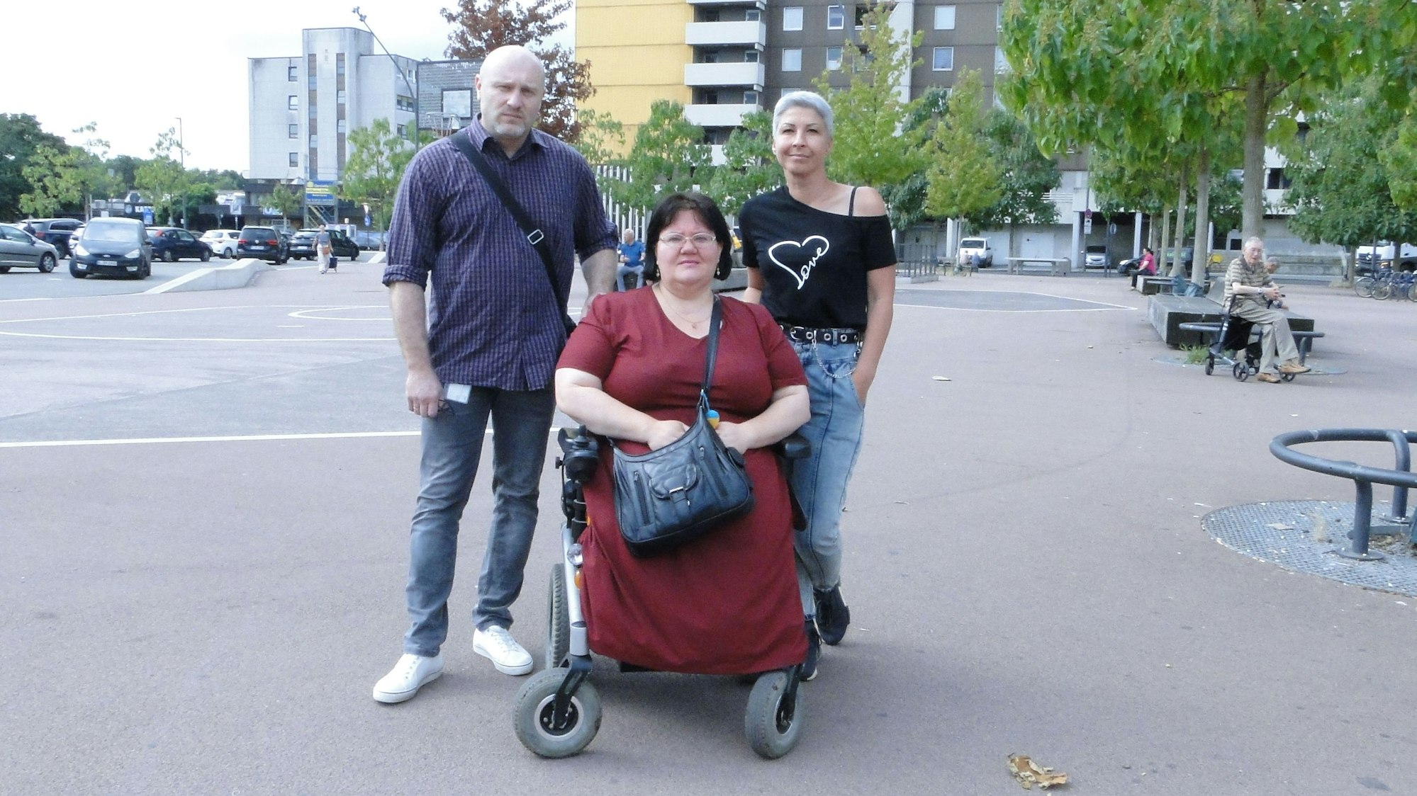 Oksana Huliaieva (Mitte) wird im Alltag von Roman Friedrich (links) und der ebenfalls aus der Ukraine geflüchteten Olena Badyka unterstützt.