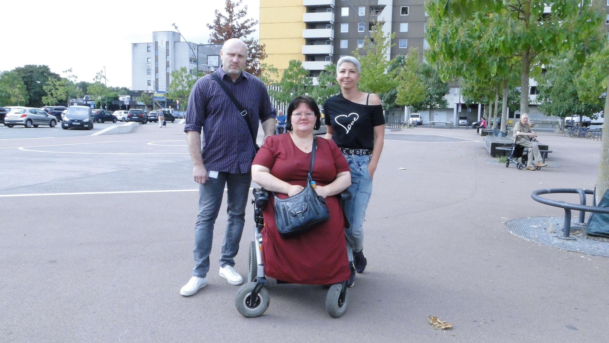 Oksana Huliaieva (Mitte) wird im Alltag von Roman Friedrich (links) und der ebenfalls aus der Ukraine geflüchteten Olena Badyka unterstützt.