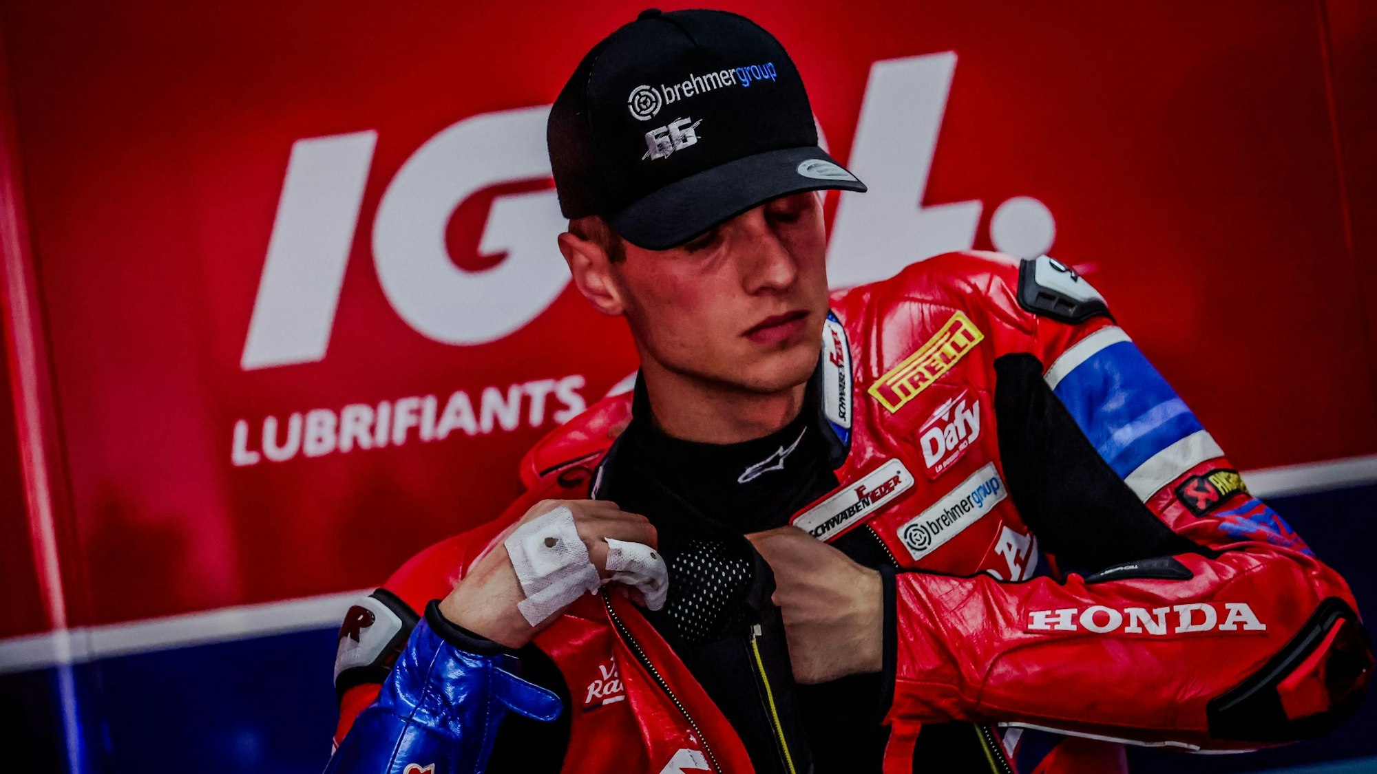 Florian Alt schließt seine Kombi.