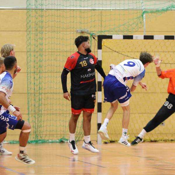 Ein Königsdorfer Angreifer hat auf das Tor geworfen, der Ball ist noch in der Luft. Der Torwart fixiert ihn mit den Augen, um ihn abzuwehren.