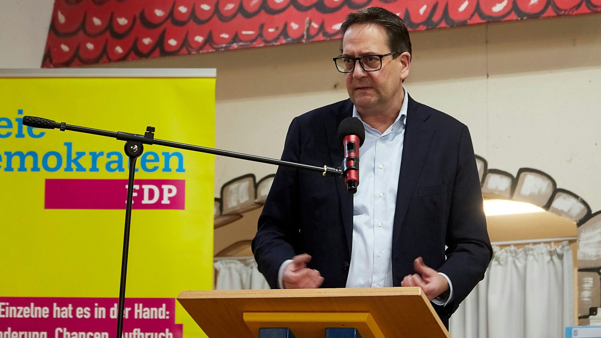 Das Bild zeigt Markus Herbrand am Rednerpult auf dem FDP-Kreisparteitag in Scheven.