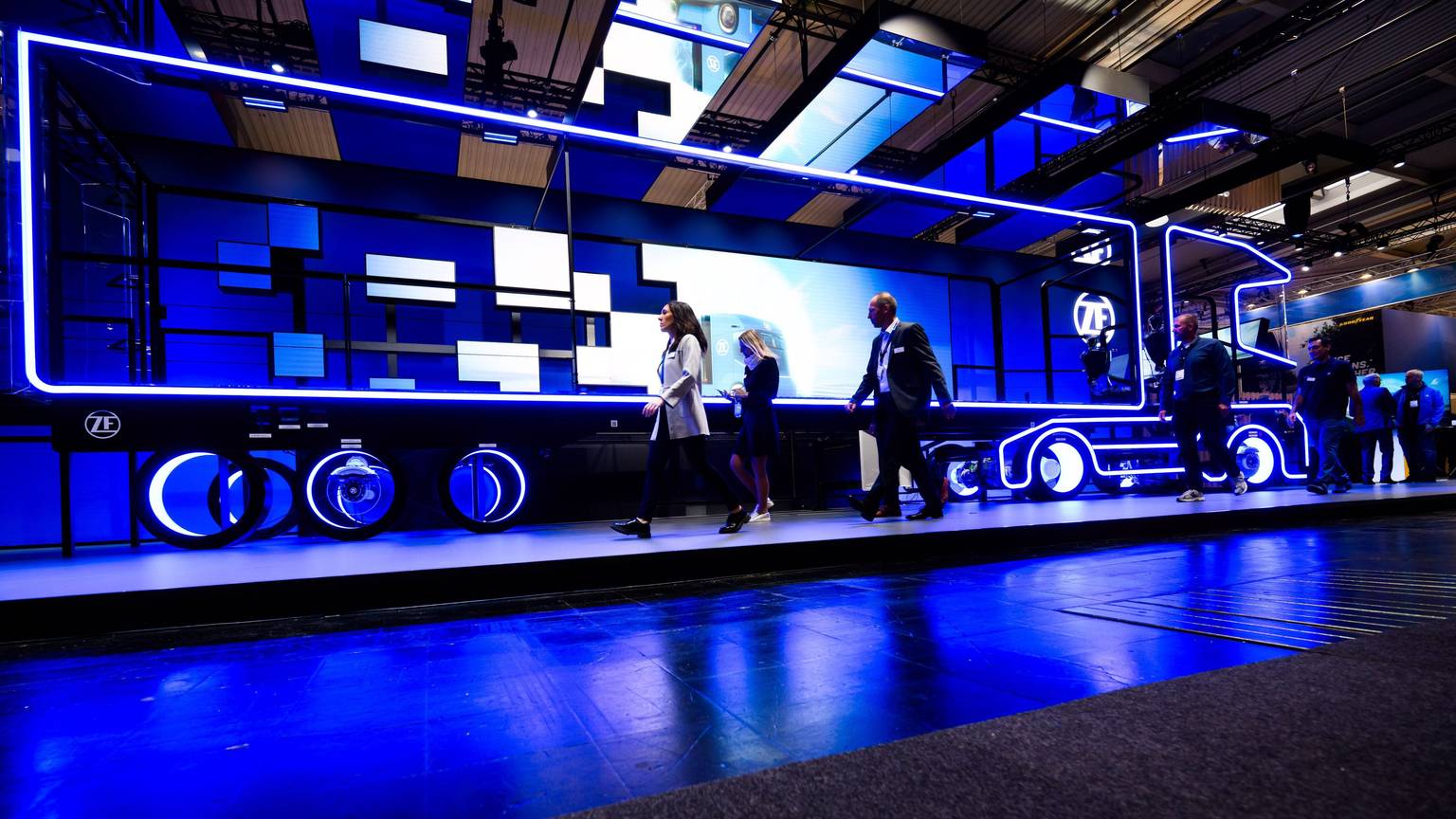 Eine Lichtinstallation in Form eines LKW leuchtet am Stand der ZF Friedrichshafen AG bei der IAA Transportation in der Messe Hannover.