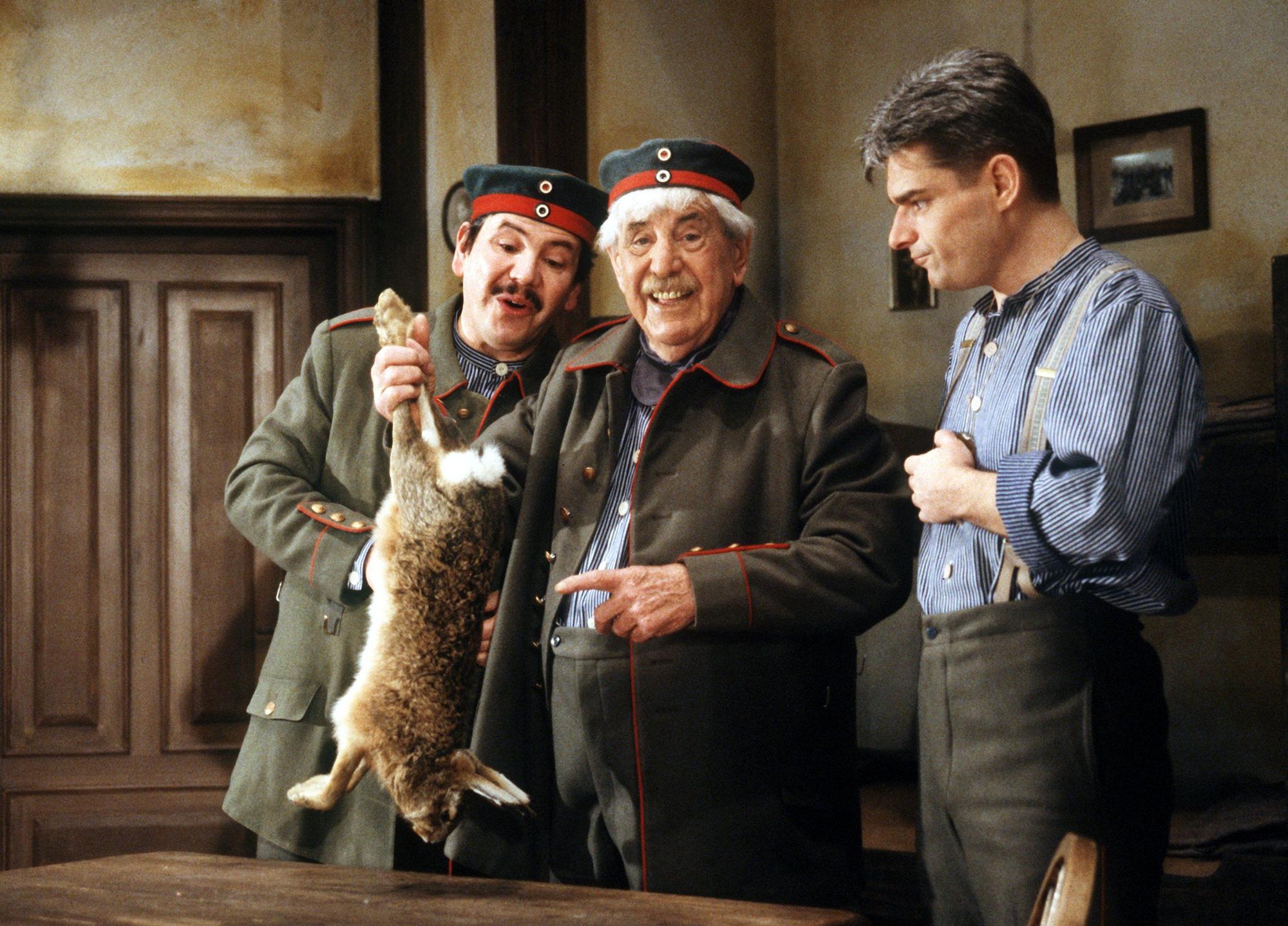 Archivbild vom Dezember 1989 zeigt Schauspieler Willy Millowitsch (M) in einer Szene des Theaterstücks "Der Etappenhase".