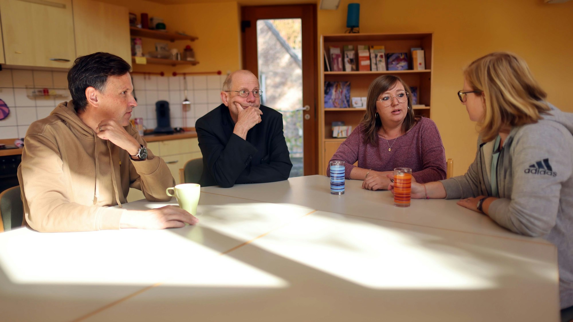 Im Elterncafé des Familienzentrums Kartause: (v.l.n.r.) Jochen Langenbach, Mathias Bonhoeffer, Jacqueline Pohl und Barbara Schaefer-Niche.