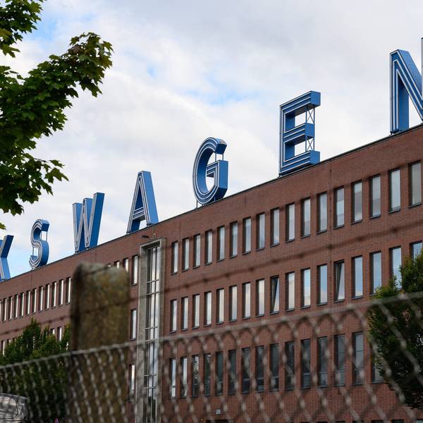 Baunatal: Blick auf den Schriftzug „Volkswagen“ an einem Werksgebäude.