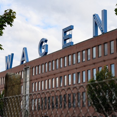 Baunatal: Blick auf den Schriftzug „Volkswagen“ an einem Werksgebäude.