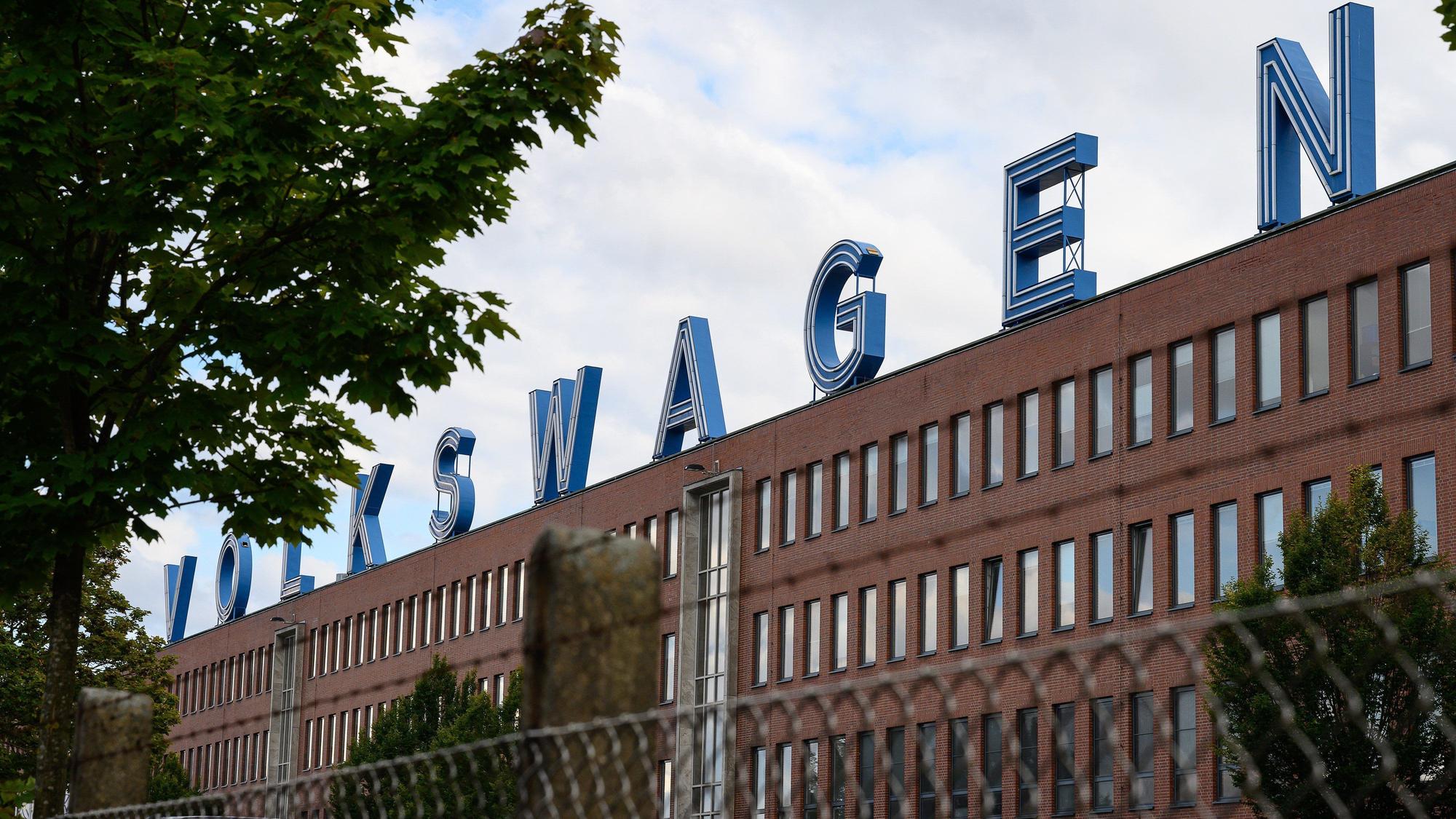 Baunatal: Blick auf den Schriftzug „Volkswagen“ an einem Werksgebäude.