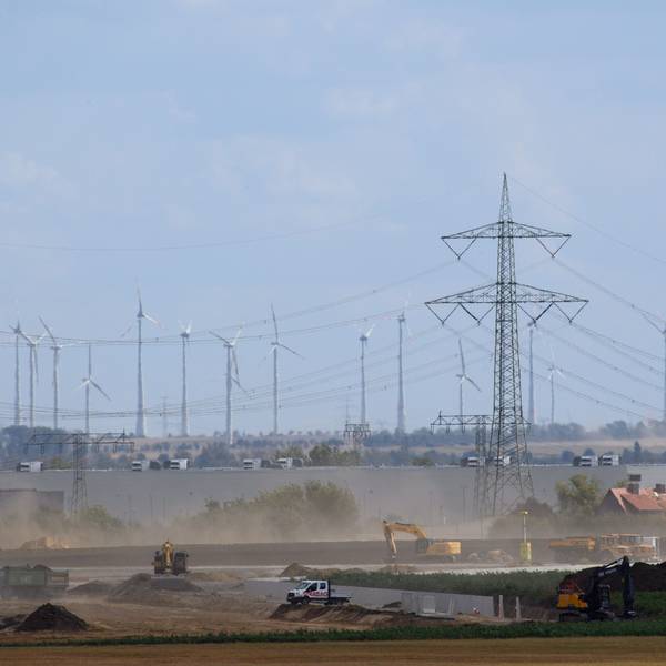 Blick auf Baumaschinen, die auf dem Baugelände der Intel-Chipfabrik auf dem «Eulenberg» Erdreich bewegen.