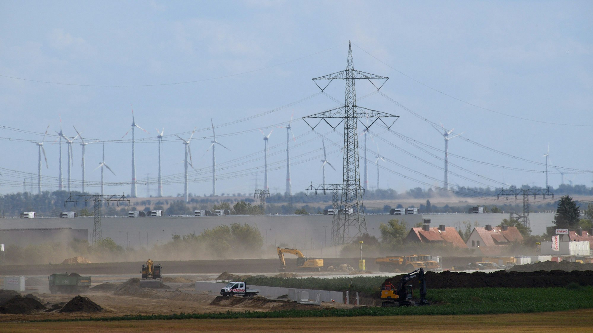 Blick auf Baumaschinen, die auf dem Baugelände der Intel-Chipfabrik auf dem «Eulenberg» Erdreich bewegen.
