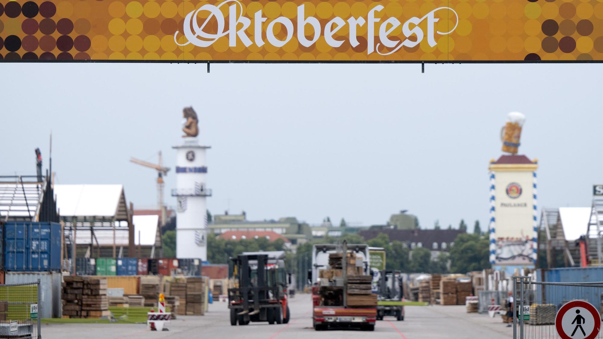 Arbeiter bauen Bierzelte für das Oktoberfest auf der Theresienwiese auf.