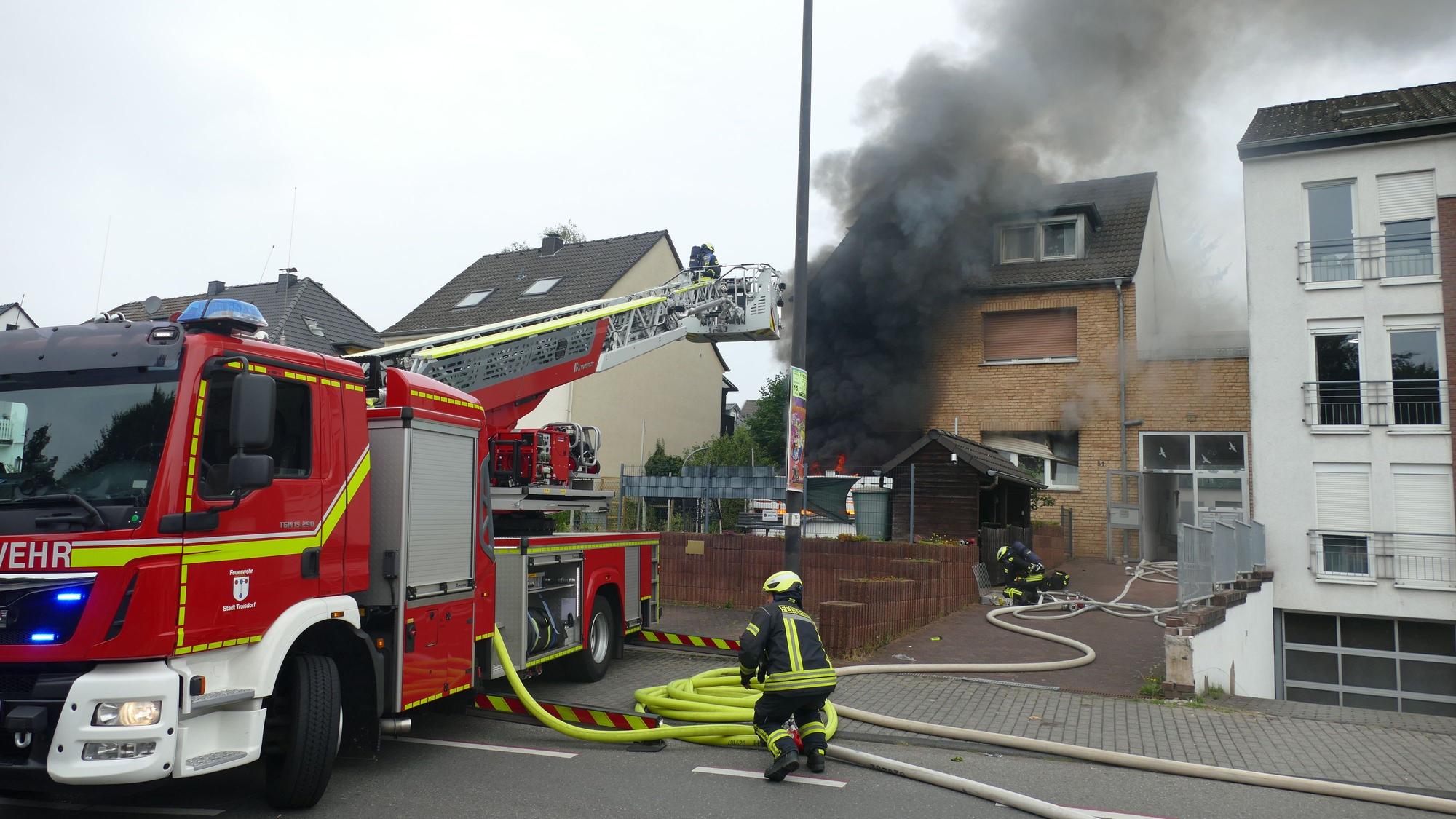 Ein Drehleiterfahrzeug der Feuerwehr wurde vor dem Gebäude in Position gebracht.