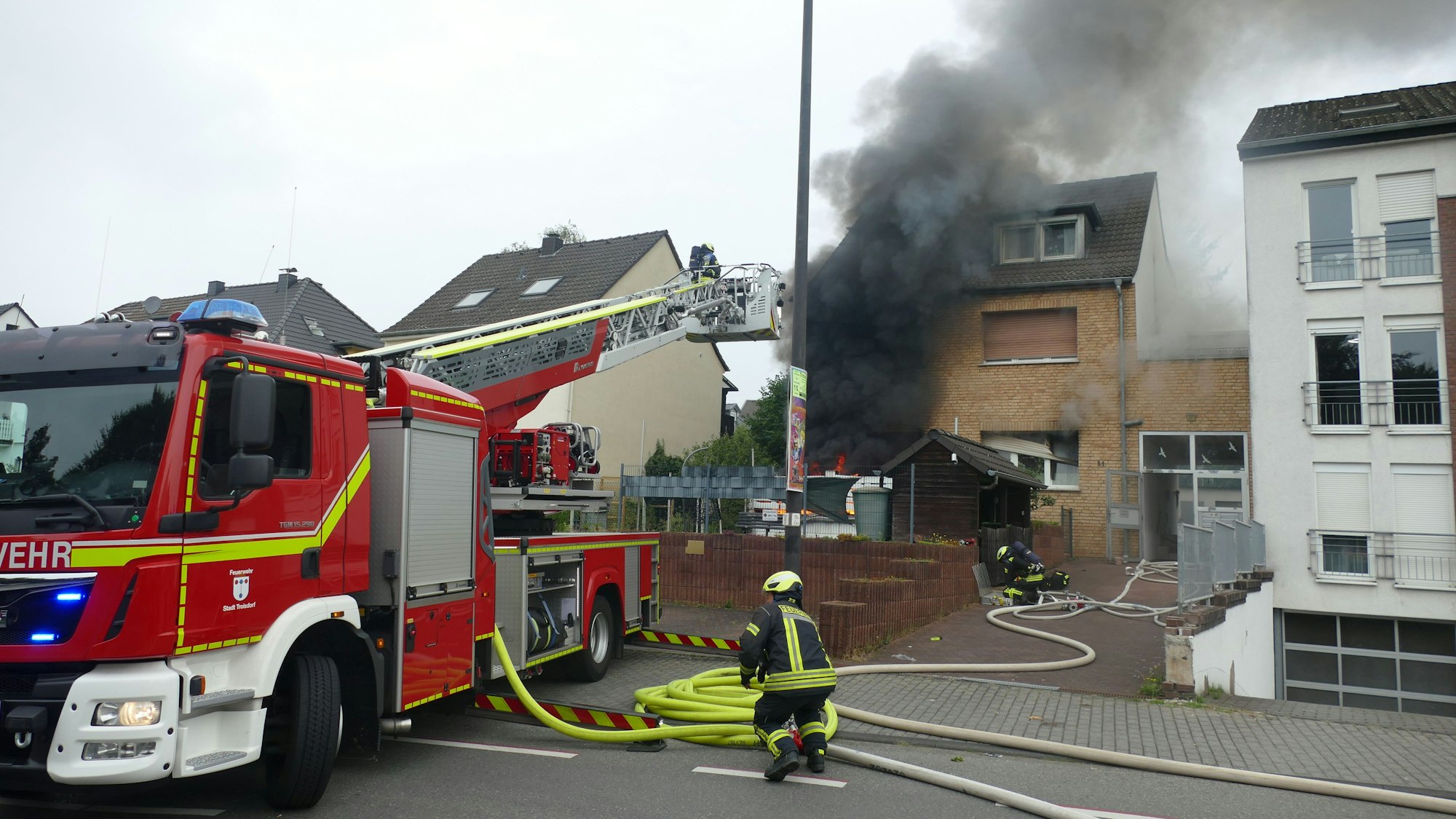 Ein Drehleiterfahrzeug der Feuerwehr wurde vor dem Gebäude in Position gebracht.