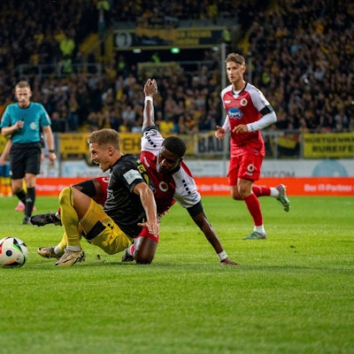 Zweikampf von Lukas Scepanik Alemannia Aachen, 08 und Sidny Lopes Cabral FC Victoria Koeln, 05 TSV Alemannia Aachen vs. FC Viktoria Koeln, Fussball, 3. Liga, 5. Spieltag, Saison 2024/2025, 15.09.2024, TSV Alemannia Aachen vs. FC Viktoria Koeln, Fussball, 3. Liga, 5. Spieltag, Saison 2024/2025, 15.09.2024 Aachen *** duel between Lukas Scepanik Alemannia Aachen, 08 and Sidny Lopes Cabral FC Victoria Koeln, 05 TSV Alemannia Aachen vs FC Viktoria Koeln, Football, 3 Liga, Matchday 5, Season 2024 2025, 15 09 2024, TSV Alemannia Aachen vs FC Viktoria Koeln, Football, 3 Liga, Matchday 5, Season 2024 2025, 15 09 2024 Aachen Copyright: xEibner-Pressefoto/JustinxDerondex EP_JDU