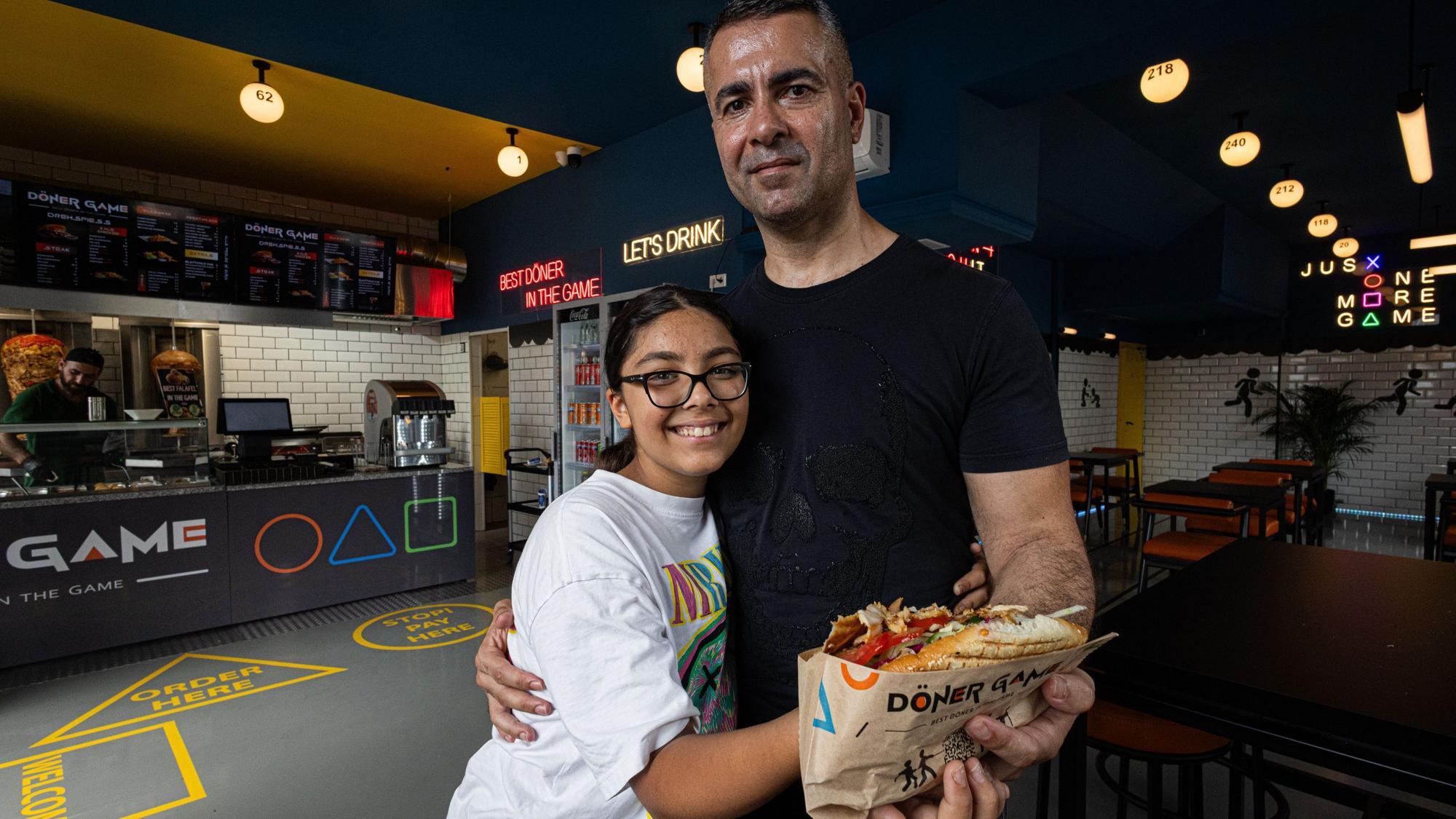 Ali Gül
und seine Tochter Dilay Gül halten einen Burger in die Kamera.