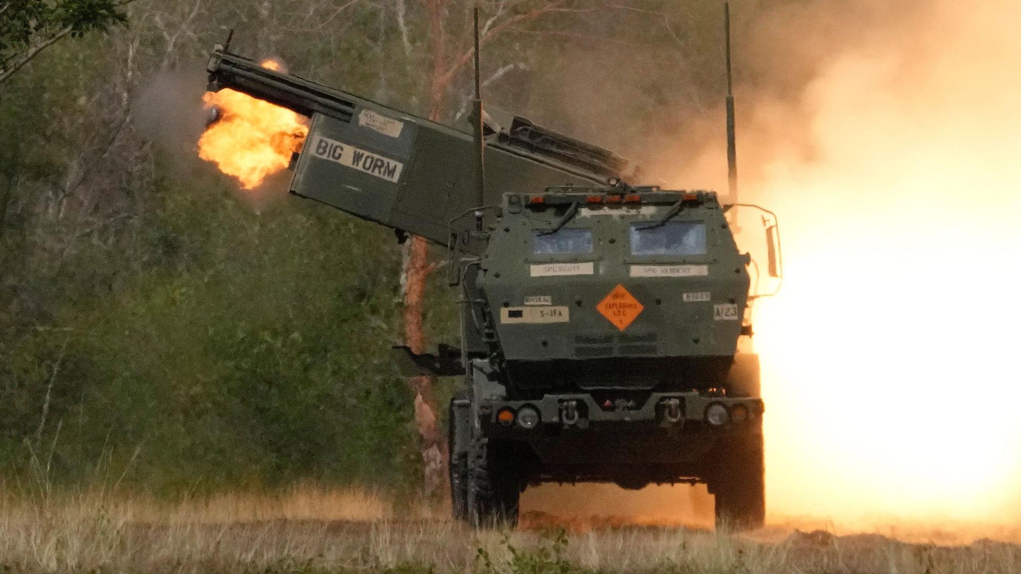 Ein US-amerikanischer Himars-Raketenwerfer bei einer Übung auf den Philippinen: Auch bei solchen Waffensystemen droht ein nach Auffassung des Ökonomen Guntram Wolff ein Engpass.