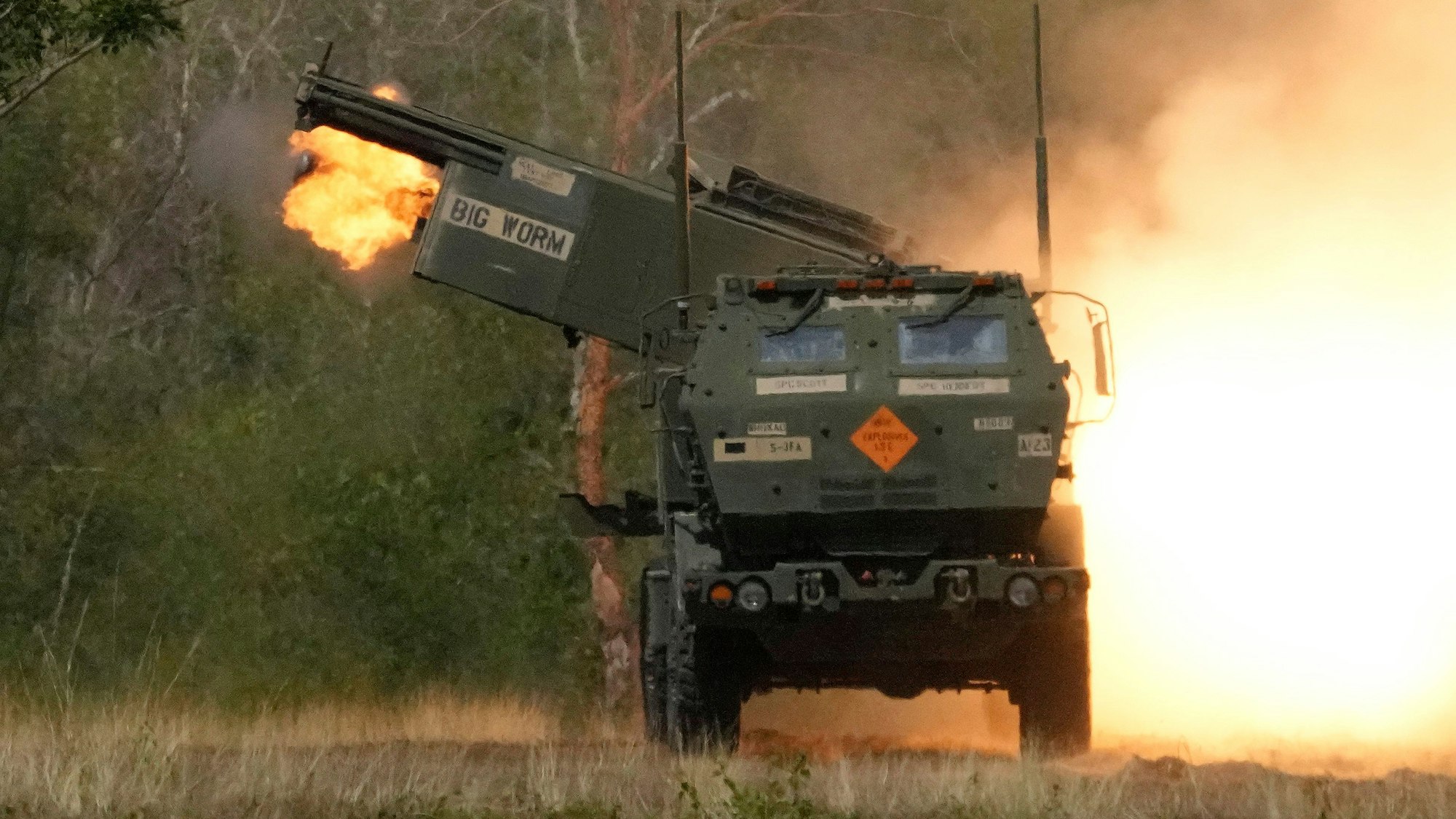 Ein US-amerikanischer Himars-Raketenwerfer bei einer Übung auf den Philippinen: Auch bei solchen Waffensystemen droht ein nach Auffassung des Ökonomen Guntram Wolff ein Engpass.