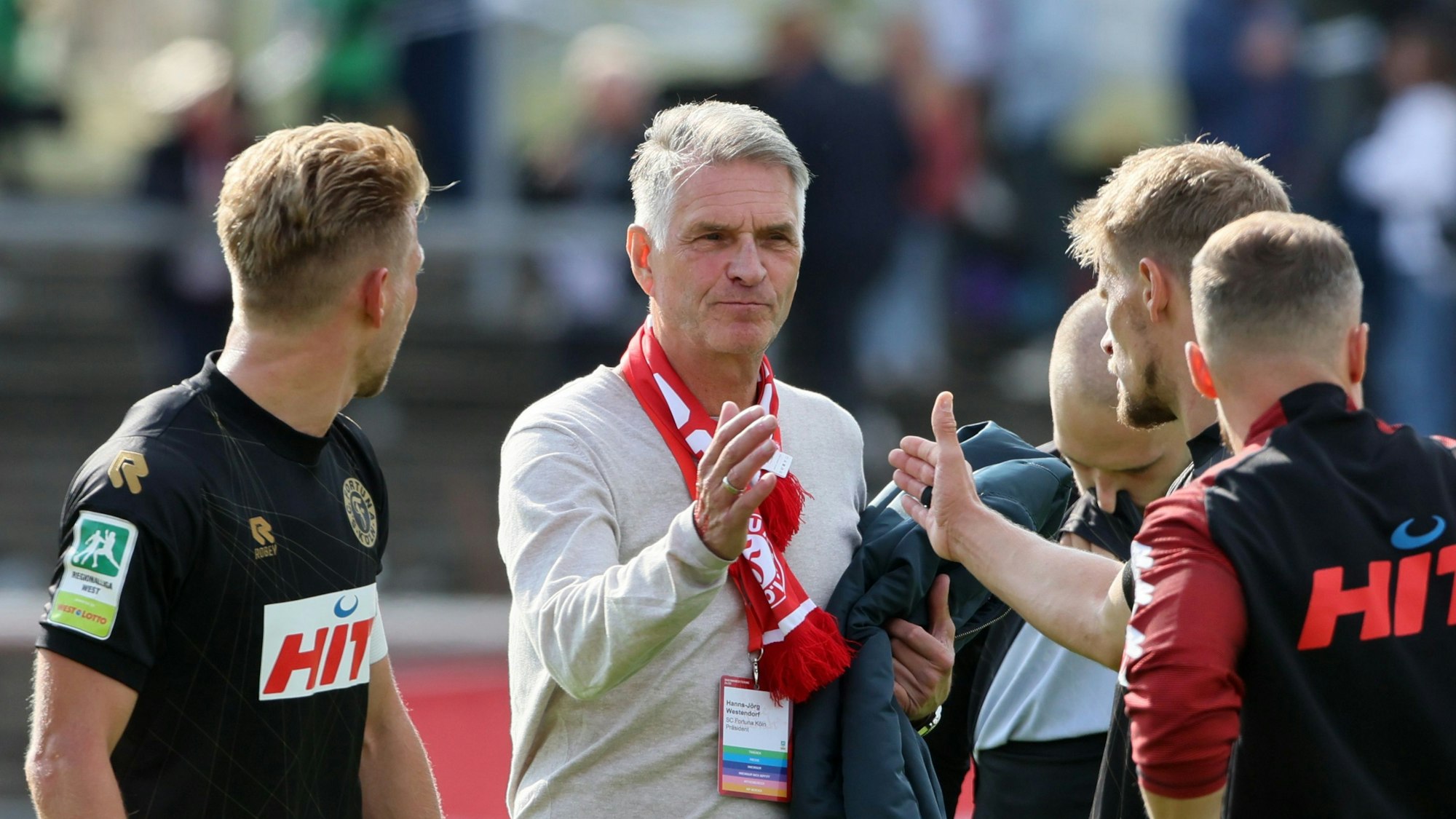 Fortuna-Präsident Hanns-Jörg Westendorf klatscht sich mit den Profis ab