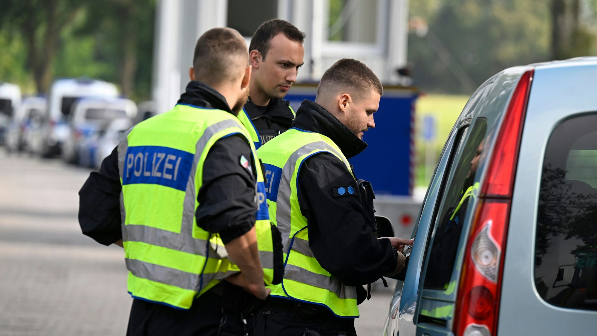 Bereits um Mitternacht startete die Polizei auch an den NRW-Außengrenzen ihre Kontrollen gegen unberechtigte Einreisen nach Deutschland.