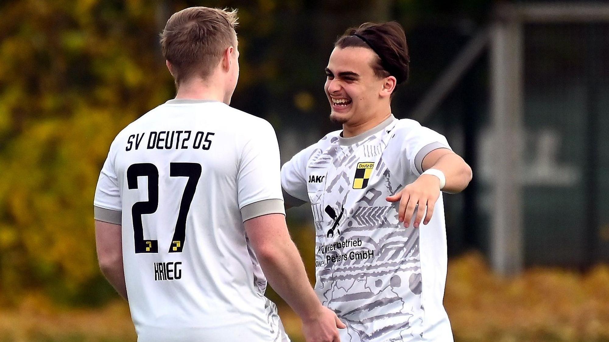 19.11.2023, Fussball-SV Schlebusch - Deutz 05
rechts: Giancarlo Lore (Deutz) Torschütze zum 1:1
Foto: Uli Herhaus